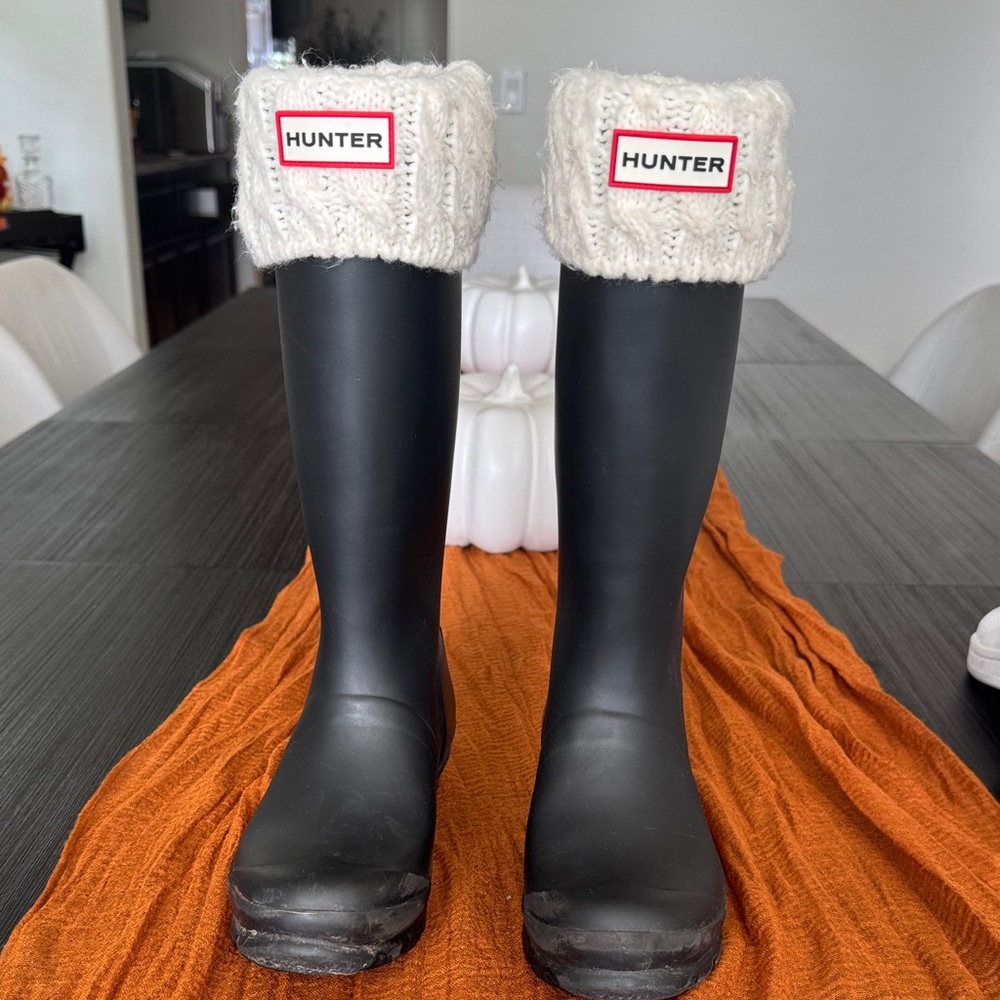 Hunter Black tall Rain Boots w/ Cream Knit socks (Size 5, Women’s XL Socks)